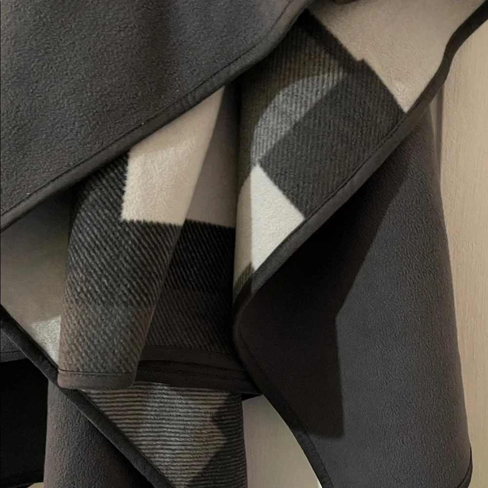 Reversible Woolrich Black & Gray Patterned Cape - Picture 13 of 15